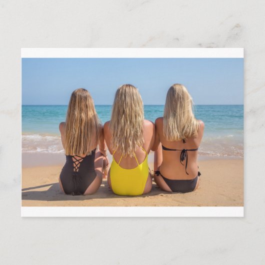 Drie blonde nederlandse meisjes zitten op het stra briefkaart (Voorkant)