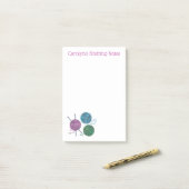 Drie bollen van breinaalden van garen, gepersonali post-it® notes (Op bureau)