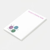 Drie bollen van breinaalden van garen, gepersonali post-it® notes (Schuin)