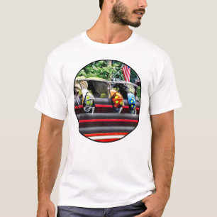 Drie brandhelmen op brandweerwagen t-shirt