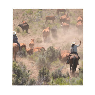 Drie cowboys die runderen besturen notitieblok