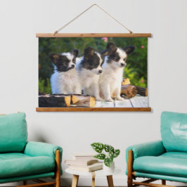 Drie Cute Papillon-Puppies op een tuinbank Hangend Wandkleed