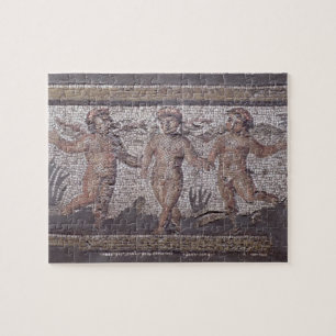 Drie dansende putti begeleid door één die de legpuzzel