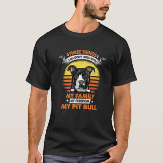 Drie dingen die je niet met Pit Bull Funny doet T-shirt