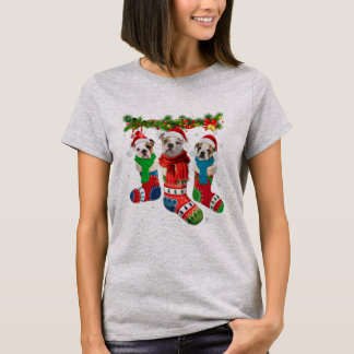 Drie Engelse bulledogs in kerstsokken T-shirt