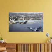 Drie F-16-strijders tegen valken vliegen in format Canvas Afdruk (Insitu (Woonkamer))