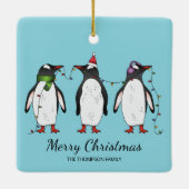 Drie feestelijke kerstpinguïns met aangepaste teks keramisch ornament (Achterkant)