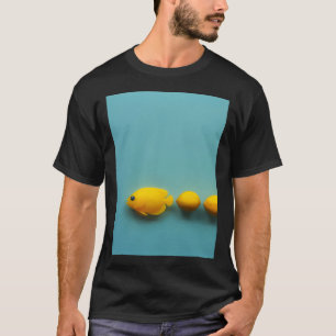 Drie gele engelenvissen zwemmen naar links t-shirt