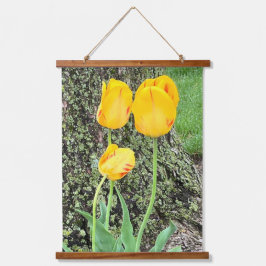 Drie gele tulpen / hangend wandkleed