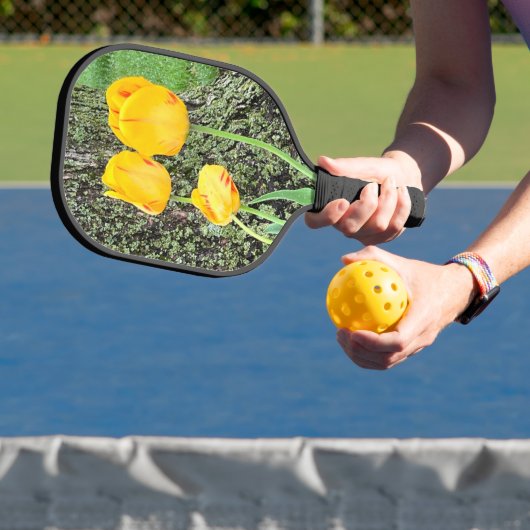 Drie gele tulpen / pickleball paddle (Insitu)