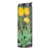 Drie gele tulpen / thermosbeker (Gedraaid links)