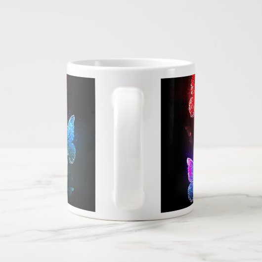 Drie gloeiende vlinders op een nachtachtergrond extra grote beker (Achterkant)