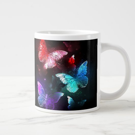 Drie gloeiende vlinders op een nachtachtergrond extra grote beker (Rechts)