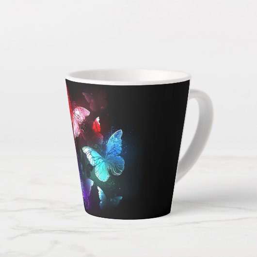 Drie gloeiende vlinders op een nachtachtergrond latte mok (Rechterhoek)