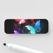 Drie gloeiende vlinders op een nachtachtergrond naamplaatje (In situ)