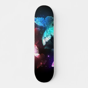 Drie gloeiende vlinders op nachtelijke achtergrond skateboard