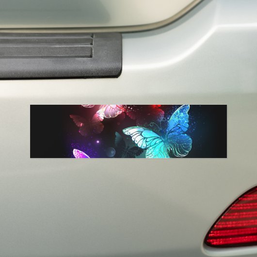 Drie gloeiende vlinders op nachtrustgrond bumpersticker (Op auto)