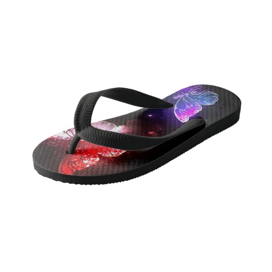 Drie gloeiende vlinders op nachtrustrondergrond kinder teenslippers (Schuin)