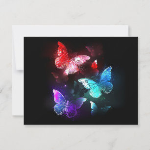 Drie golvende Butterflies op nachtachtergrond Aankondiging