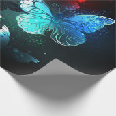 Drie golvende Butterflies op nachtachtergrond Cadeaupapier (Hoek)
