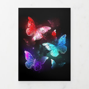 Drie golvende Butterflies op nachtachtergrond Drieluik Aankondiging