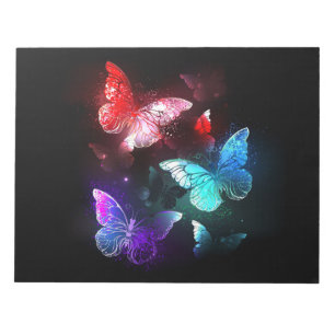 Drie golvende Butterflies op nachtachtergrond Notitieblok