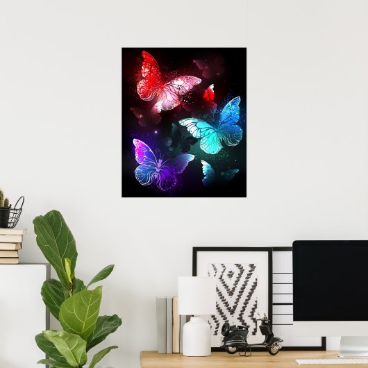 Drie golvende Butterflies op nachtachtergrond Poster (Thuiskantoor)