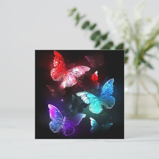 Drie golvende Butterflies op nachtachtergrond Save The Date (Staand voorkant)