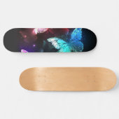 Drie golvende Butterflies op nachtachtergrond Skateboard (Horizontaal)