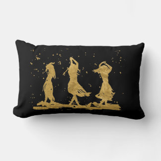 Drie gouden dansers kussen