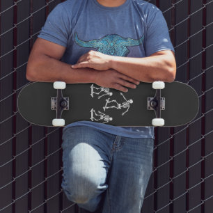 Drie griezelige skelet Halloweenschaatsboard Skateboard