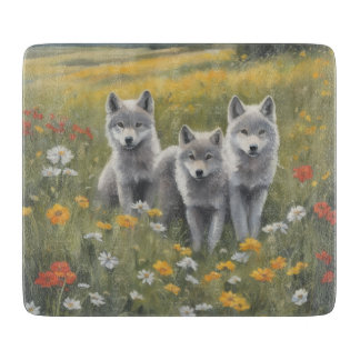 Drie grijze wolvenpups die wachten en kijken snijplank
