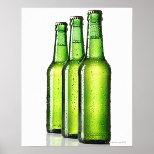 Drie groene flessen bier op witte achtergrond, poster (Voorkant)