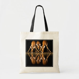 Drie impala's drink 's nachts samen tote bag