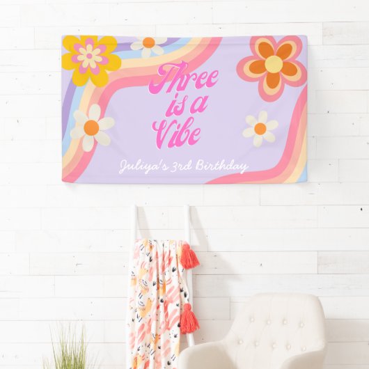 Drie is een vibe Retro Rainbow 3e verjaardag Spandoek (Insitu)