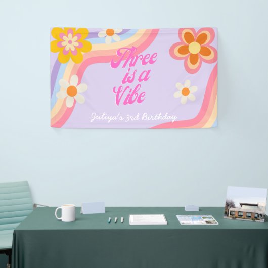 Drie is een vibe Retro Rainbow 3e verjaardag Spandoek (Beurs)