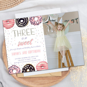 Drie is Sweet Donut Birthday Invitation foto Kaart