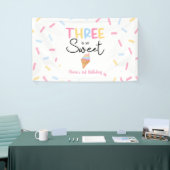 Drie is zo lief ijs 3e verjaardagsfeest spandoek (Beurs)