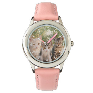 Drie jonge kat kittens zitten bevriend samen horloge