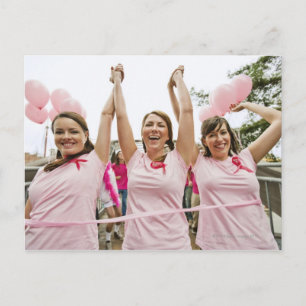 Drie jonge vrouwen die in roze zijn gekleed, renne briefkaart