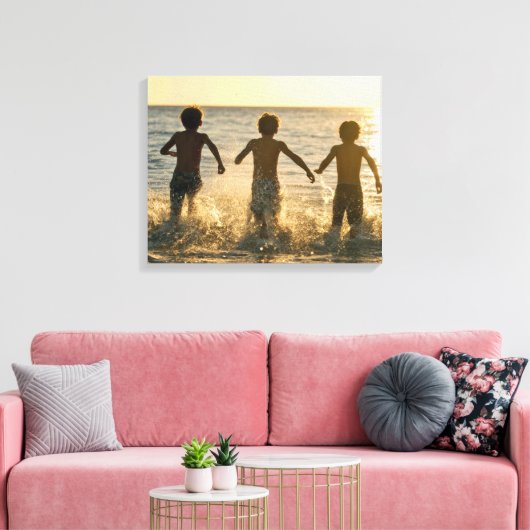 Drie jongens lopen de oceaan in canvas afdruk (Insitu (Woonkamer))