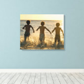 Drie jongens lopen de oceaan in canvas afdruk (Insitu (Houten vloer))