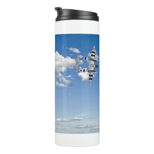 Drie Lockheed P-38's vliegen in een bewolkte lucht Thermosbeker (Geroteerd rechts)