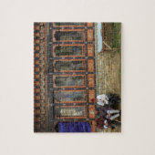 Drie mannen zitten op een bank bij de Memorial Cho Legpuzzel (Verticaal)