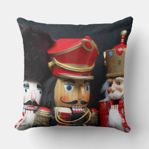 Drie muskietenvangers op zwarte pijp kussen