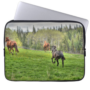 Drie paarden die op verse gras lopen in een dok laptop sleeve