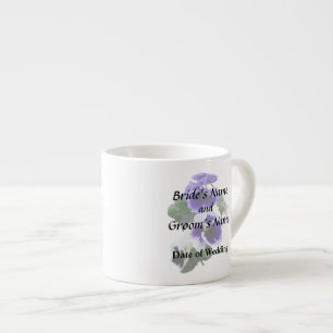 Drie Paarse Viooltjes in een Rij Bruiloftsproducte Espresso Kop