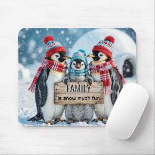 Drie pinguïns met een houten bord muismat
