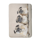 Drie pugs in rij badmat (Voorkant Verticaal)