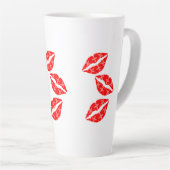 Drie rode lipstick Kisses met White Patroon Gift Latte Mok (Rechterhoek)